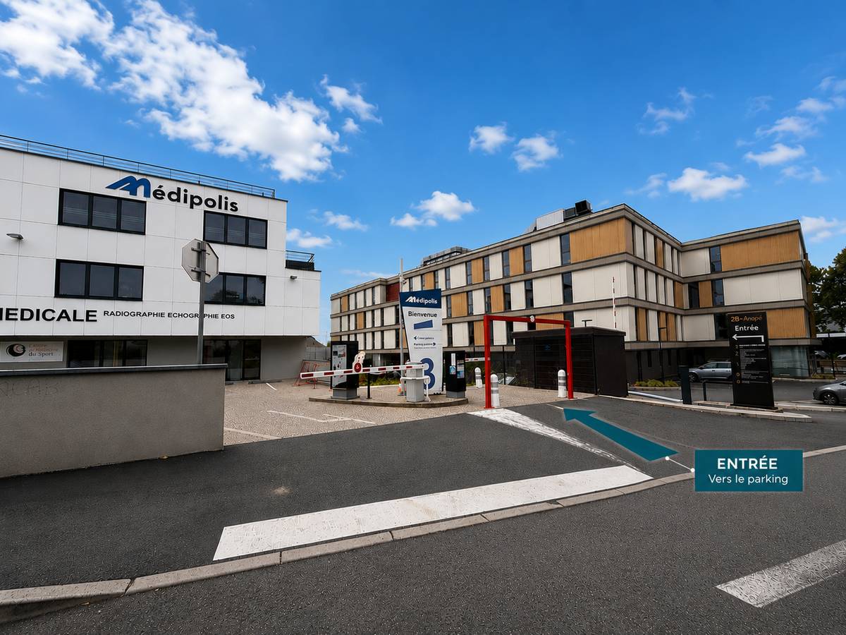 Entrée du parking du bâtiment Médipolis, signalée par une flèche
