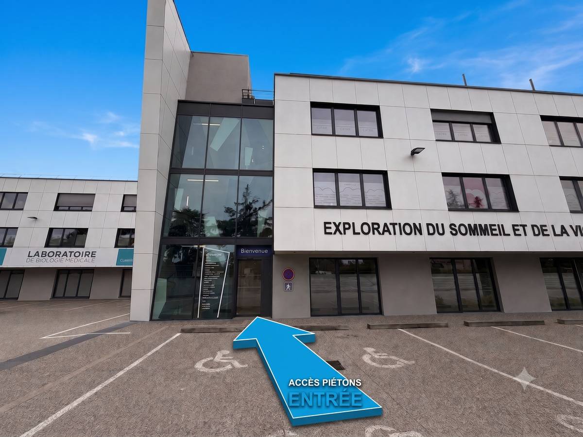 Accès piétons du bâtiment Médipolis, signalé par une flèche