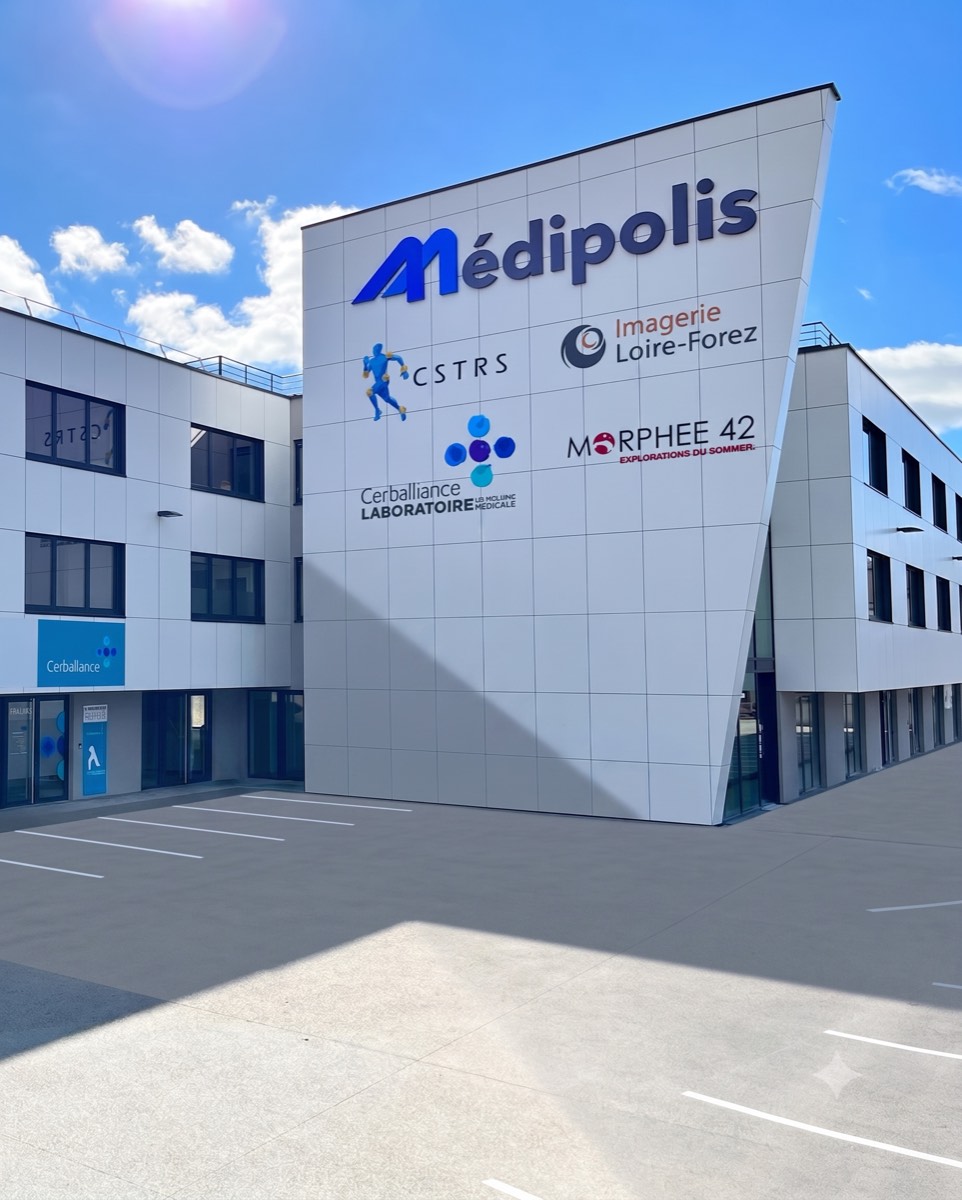 Logo CSTRS sur la façade du bâtiment Médipolis