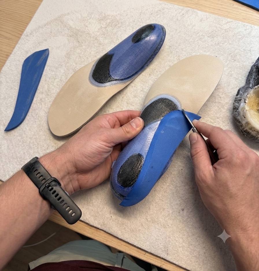 Travail de la résine au scalpel lors de la finition d'une paire de semelles orthopédiques